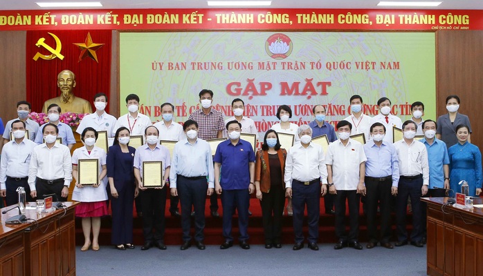 Chủ tịch Quốc hội tiễn đại diện của 2.827 y bác sĩ vào phía Nam chống dịch Covid-19 - Ảnh 3.