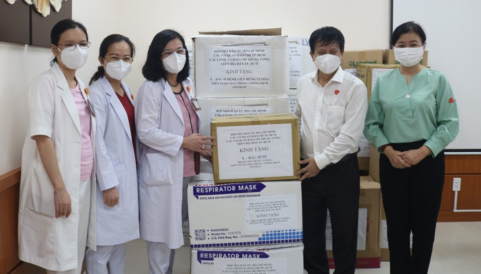 Hội Nhà báo TP HCM thăm, động viên đội ngũ y tế tham gia chống dịch - Ảnh 5.