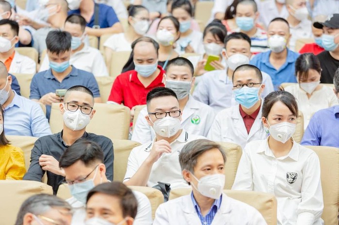 300 y bác sĩ bệnh viện Việt Đức vào TP HCM chống dịch - Ảnh 5.