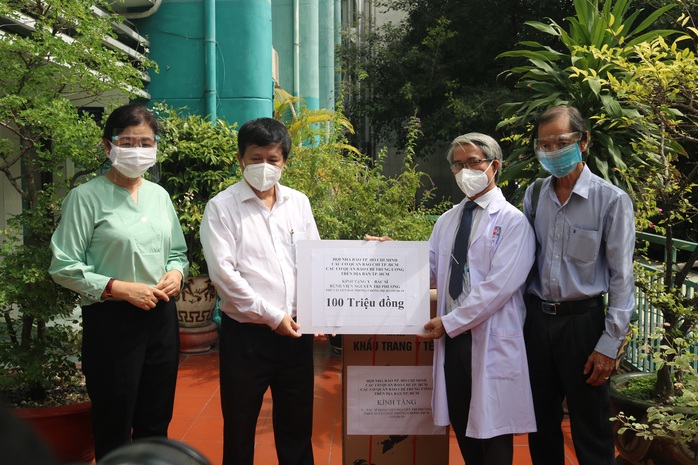 Hội Nhà báo TP HCM thăm, động viên đội ngũ y tế tham gia chống dịch - Ảnh 1.