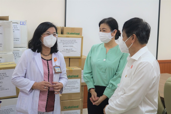 Hội Nhà báo TP HCM thăm, động viên đội ngũ y tế tham gia chống dịch - Ảnh 4.