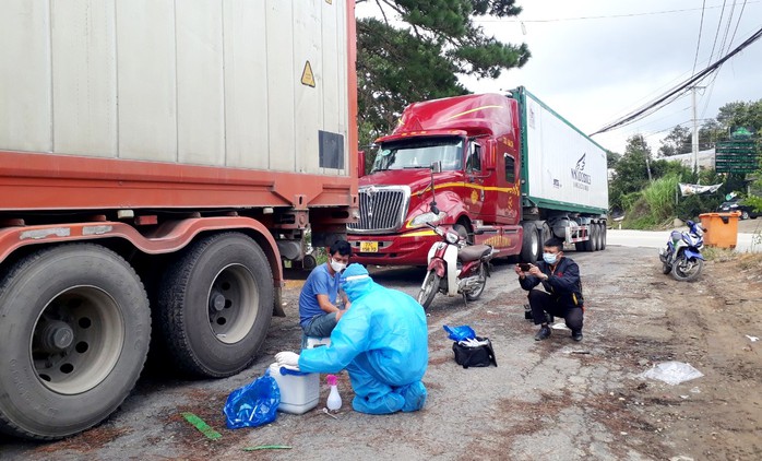 Lâm Đồng: Nhiều tài xế xe tải khai báo y tế gian dối, làm giả giấy xét nghiệm Covid-19 - Ảnh 2.