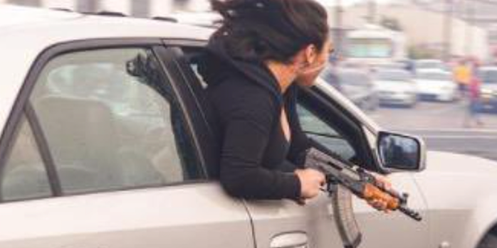 Mỹ: Người phụ nữ ôm AK-47 nhoài người ra cửa xe như phim hành động - Ảnh 1.