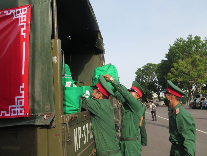 Bộ Tư lệnh TP HCM xuất quân thực hiện chiến dịch 100.000 phần quà hỗ trợ nhân dân  - Ảnh 3.