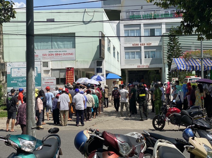 Bình Dương: Người dân “sốt ruột” chen nhau tiêm vắc-xin, làm tăng nguy cơ lây lan Covid-19 - Ảnh 3.