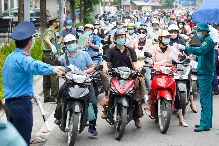 CLIP: Siết chặt giấy đi đường, nhiều chốt kiểm soát ở Hà Nội ùn tắc - Ảnh 2.