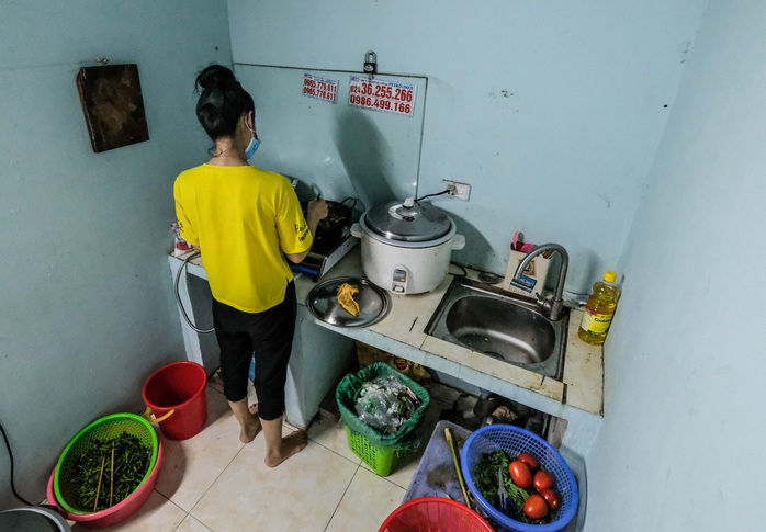 CLIP: Cuộc sống những phụ hồ ở Hà Nội trong ngày giãn cách - Ảnh 7. CLIP: Cuộc sống những phụ hồ ở Hà Nội trong ngày giãn cách - Ảnh 7.