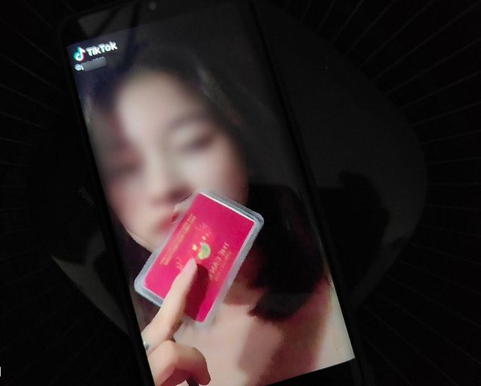 Cô gái đăng clip thẻ đỏ của ba để đi quanh Hà Nội khi giãn cách bị phạt 12,5 triệu đồng - Ảnh 1.