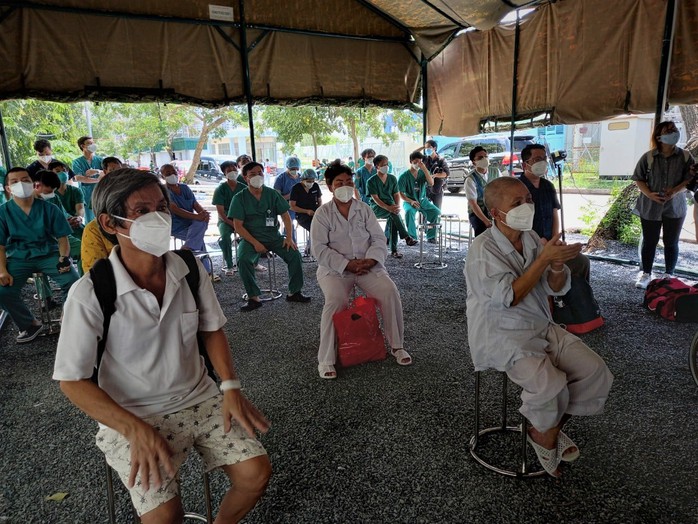 TP HCM: Hơn 200 bệnh nhân nặng đã chuyển nhẹ tại Trung tâm Hồi sức Covid-19 Bệnh viện Bạch Mai - Ảnh 2.