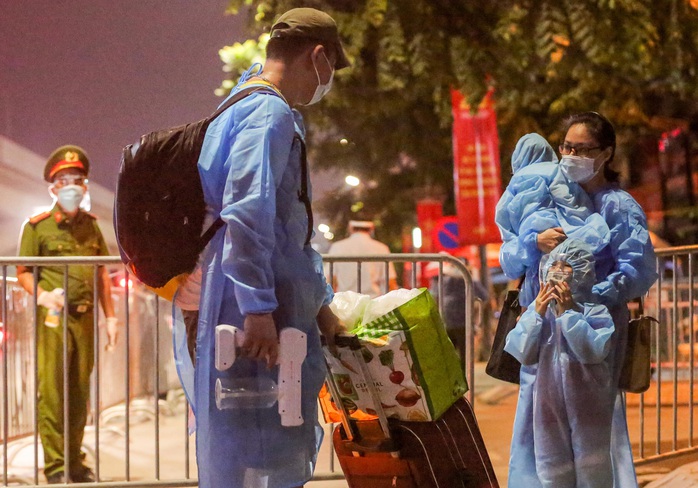 CLIP: Bắt đầu đưa hơn 1.000 người dân ở ổ dịch “nóng” nhất Hà Nội đi cách ly ngay trong đêm - Ảnh 9.
