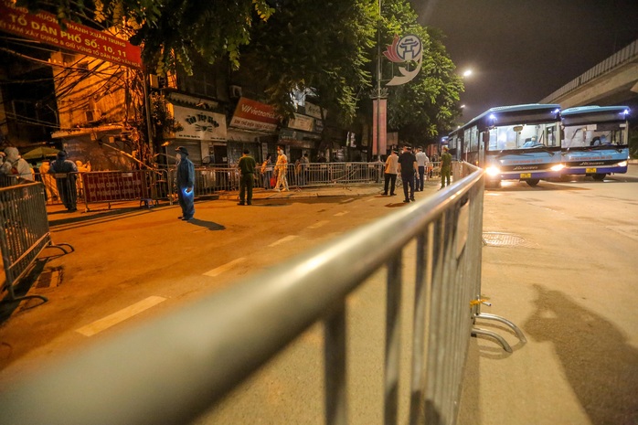 CLIP: Bắt đầu đưa hơn 1.000 người dân ở ổ dịch “nóng” nhất Hà Nội đi cách ly ngay trong đêm - Ảnh 3.