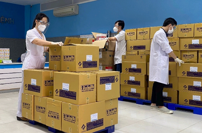 Bệnh viện Nhi Đồng 1 bàn giao 200.000 gói thuốc F0 - Ảnh 1.