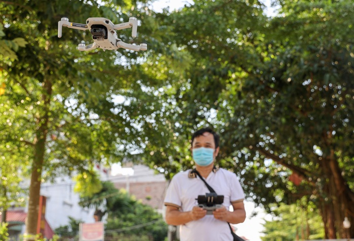 Cận cảnh giám sát hàng ngàn dân khu vực phong toả bằng flycam, ai vi phạm bị phạt nguội - Ảnh 5.