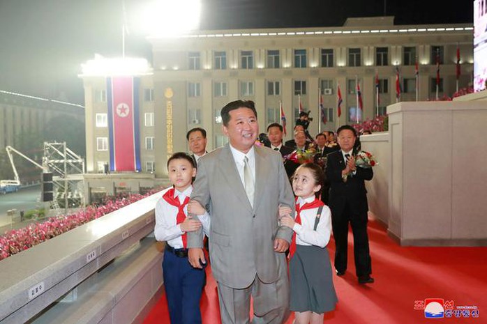 Ông Kim Jong-un lại xuất hiện với ngoại hình gây chú ý - Ảnh 2.