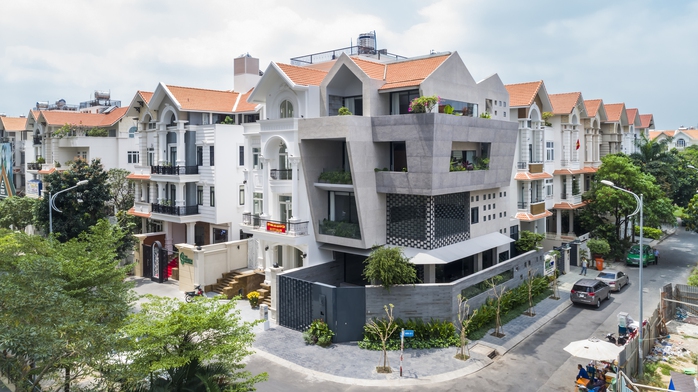 Nhà nổi bật trong khu dân cư với thiết kế bằng đá - Ảnh 10. Nhà nổi bật trong khu dân cư với thiết kế bằng đá - Ảnh 10.