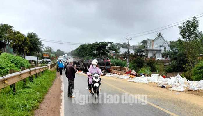 Xe tải chở hàng chục tấn phân bón lật ngửa chắn ngang Quốc lộ 20, giao thông tê liệt - Ảnh 1.