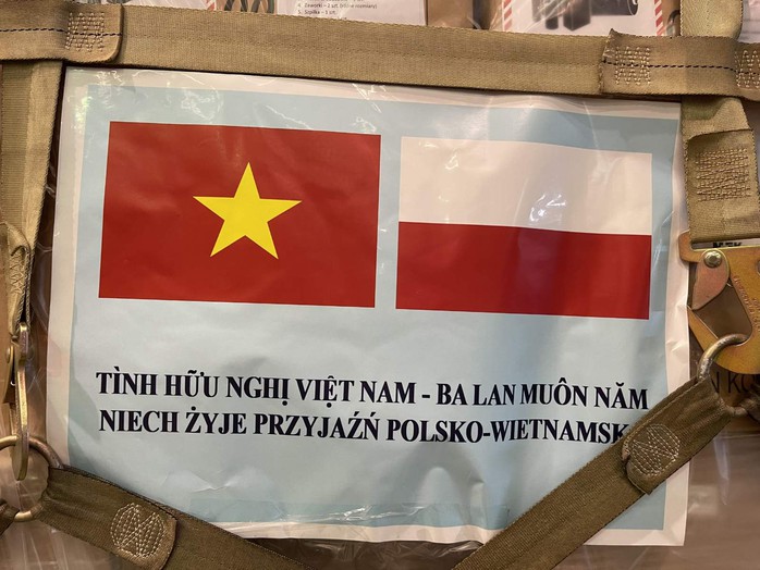 Lô thiết bị y tế do Ba Lan tài trợ về đến sân bay Tân Sơn Nhất - Ảnh 3.