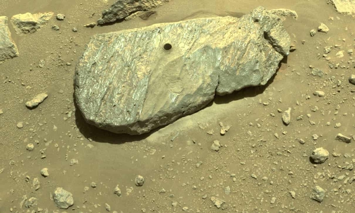 NASA tóm gọn mẫu vật Sao Hỏa đầu tiên, chuẩn bị đưa về Trái Đất - Ảnh 1.