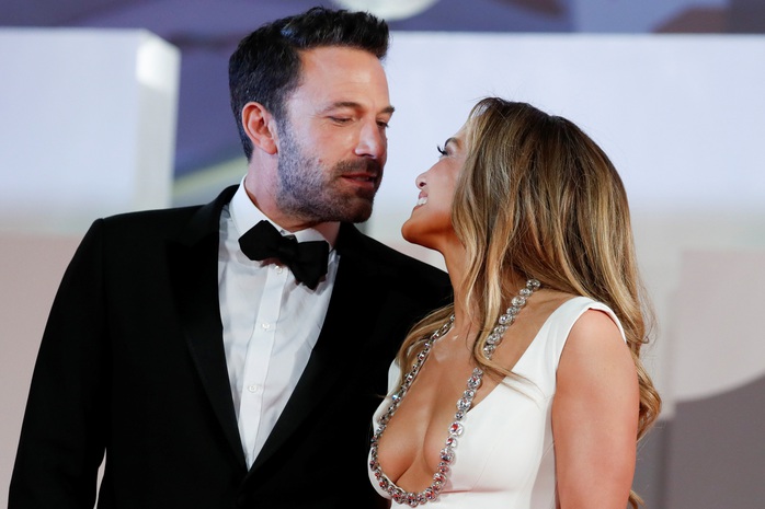 Jennifer Lopez và Ben Affleck đẹp đôi, tình tứ trên thảm đỏ - Ảnh 3.