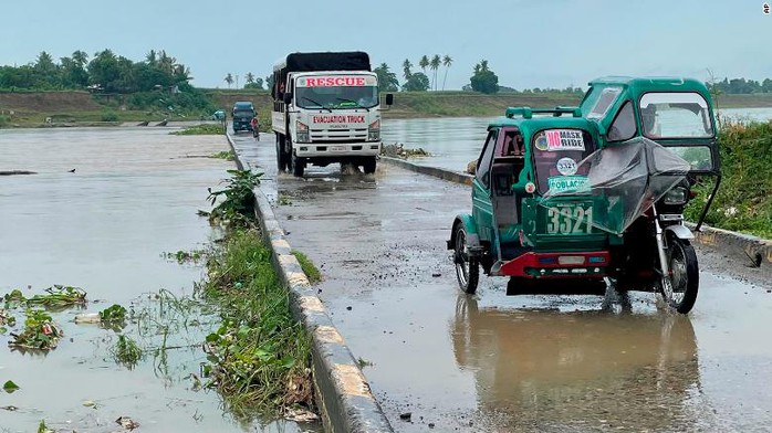 Siêu bão cực mạnh đổ bộ Philippines, sức gió hủy diệt 260 km/giờ - Ảnh 1.