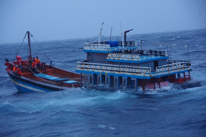 Tàu Cảnh sát biển xuyên màn đêm liên tiếp ứng cứu 2 tàu cá ngư dân gặp nạn ở Lý Sơn - Ảnh 1.