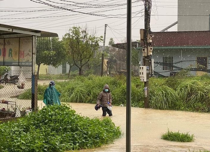 Quảng Ngãi mưa trắng trời, nhiều nơi ngập nặng, lũ lên nhanh - Ảnh 10.