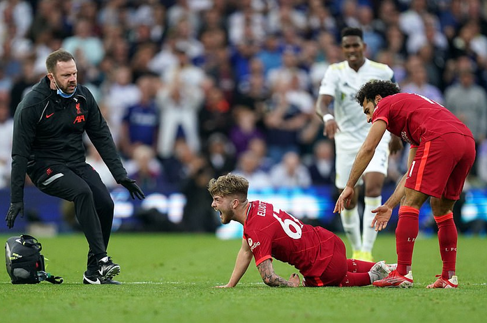 Sao trẻ Liverpool chấn thương kinh hoàng, giới chuyên môn bất đồng vì thẻ đỏ - Ảnh 3.