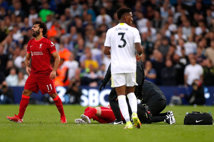 Sao trẻ Liverpool chấn thương kinh hoàng, giới chuyên môn bất đồng vì thẻ đỏ - Ảnh 4.
