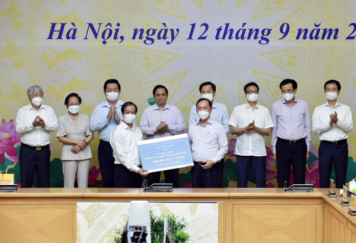 BIDV ủng hộ 25 tỉ đồng chung tay thực hiện chương trình Sóng và máy tính cho em - Ảnh 1. BIDV ủng hộ 25 tỉ đồng chung tay thực hiện chương trình Sóng và máy tính cho em - Ảnh 1.