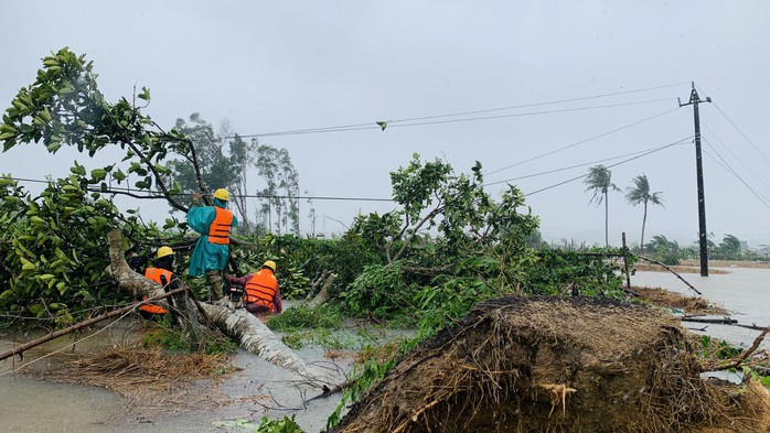 PC Quảng Ngãi: Khẩn trương khắc phục sự cố sau bão số 5 - Ảnh 1.