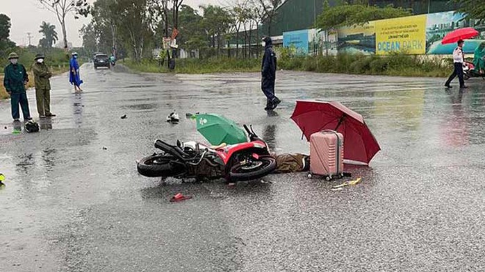Đôi nam nữ bị sét đánh tử vong trên đường khi đang đi xe máy - Ảnh 1.