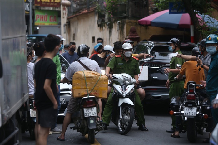 Nam thanh niên lái xe không biển số đại náo tuyến phố - Ảnh 2.