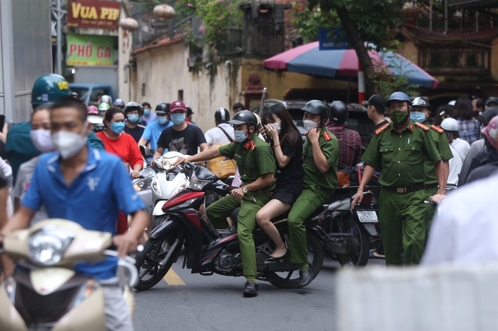 Nam thanh niên lái xe không biển số đại náo tuyến phố - Ảnh 3.