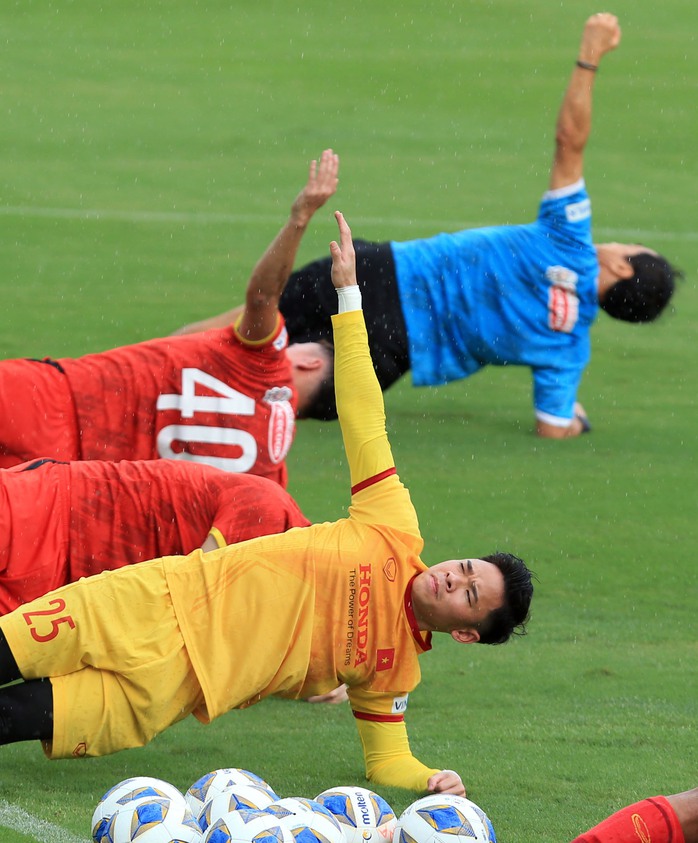 Đội tuyển Việt Nam đội mưa rèn luyện trước trận đại chiến với tuyển Trung Quốc - Ảnh 9.
