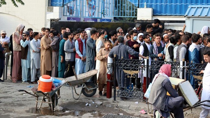 Thủ đô Kabul hứng rốc-két, Taliban đứng trước phép thử khó - Ảnh 3.