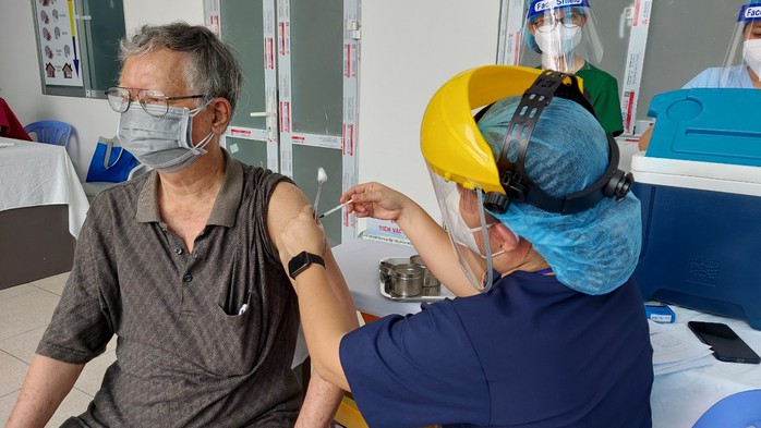 Tăng tốc x&eacute;t nghiệm v&agrave; phủ vắc-xin Covid-19 - Ảnh 1.