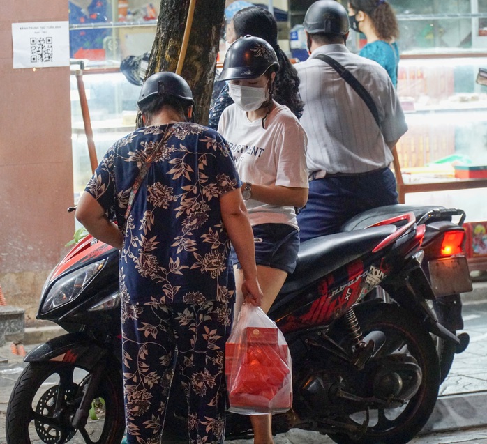 CLIP: Giao thông ùn ứ tại điểm bán bánh trung thu trên phố Thuỵ Khuê - Ảnh 12.