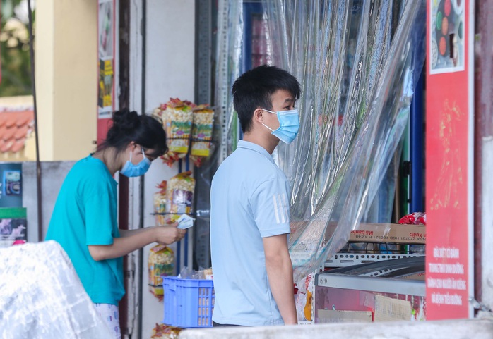 CLIP: Phong toả 1 khu dân cư có ca nhiễm SARS-CoV-2 là người bán rau củ quả online - Ảnh 7.