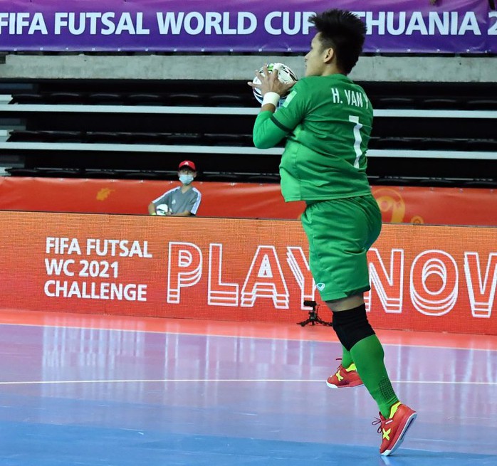 Việt Nam xuất sắc vào vòng 1/8 FIFA Futsal World Cup 2021 - Ảnh 3.