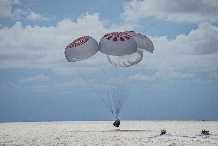 SpaceX đưa nhóm du khách không gian đầu tiên trở về an toàn - Ảnh 1.