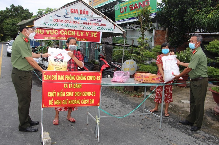 “Chuyến xe vạn nghĩa tình” từ An Giang đến với người lao động ở Bình Dương - Ảnh 3.