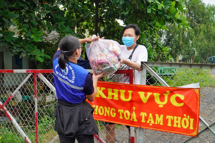 TP HCM: Đội SOS hoàn thành sứ mệnh cứu đói khẩn cấp cho người dân trong dịch bệnh - Ảnh 3.