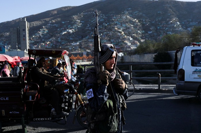 IS đánh bom liên hoàn”, hàng chục tay súng Taliban thương vong - Ảnh 1.