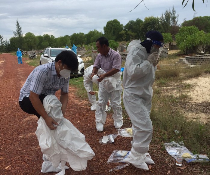 Quảng Bình: Lãnh đạo xã, phường tham gia chôn cất người mất do Covid-19 - Ảnh 1.