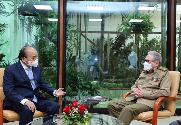 Chủ tịch nước Nguyễn Xuân Phúc gặp Đại tướng Raul Castro Ruz - Ảnh 1.