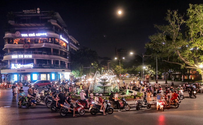CLIP: Dòng người đi chơi trung thu gây ùn tắc tuyến phố trung tâm Hà Nội - Ảnh 2.