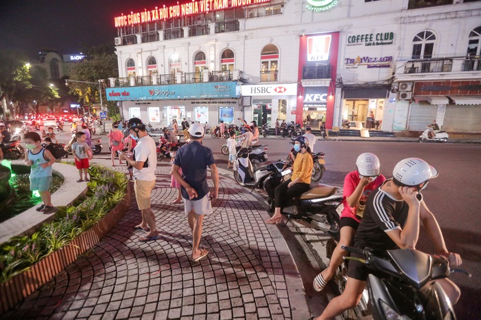 CLIP: Dòng người đi chơi trung thu gây ùn tắc tuyến phố trung tâm Hà Nội - Ảnh 9.