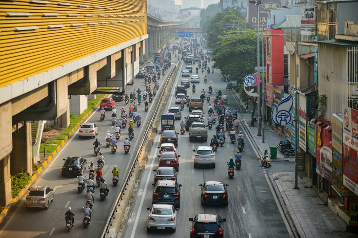 CLIP: Nhiều tuyến phố Hà Nội đông nghịt người trong ngày bỏ giấy đi đường - Ảnh 3.