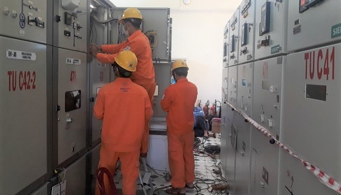 PC Quảng Ngãi: Thí nghiệm bảo trì, bảo dưỡng thiết bị TBA 110kV Mộ Đức - Ảnh 1.