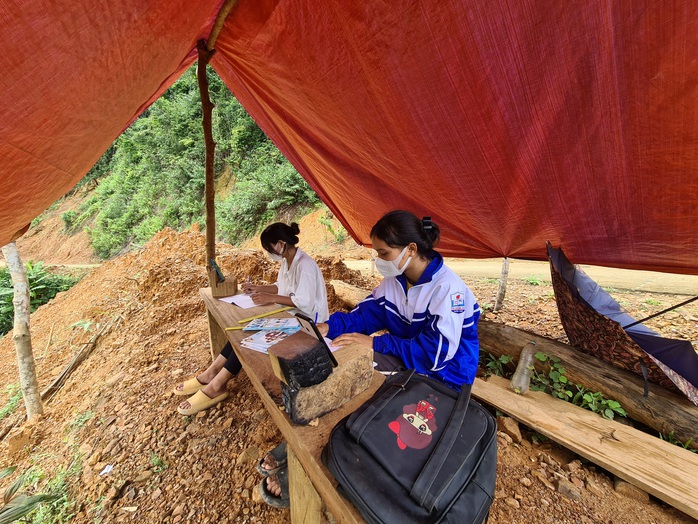 Hai chị em người Vân Kiều lên núi dựng lều, bắt sóng 3G học online - Ảnh 2.
